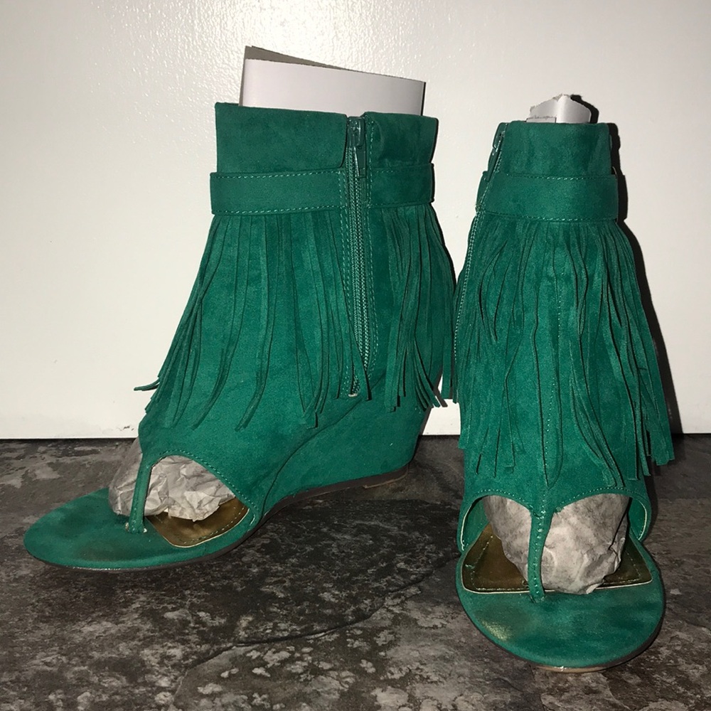 Adorable Green fringe wedge sandals